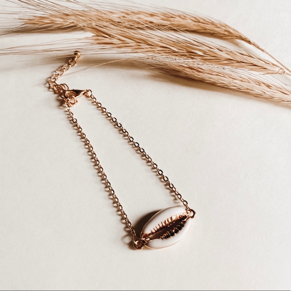 Gold Seashell Dainty Bracelet